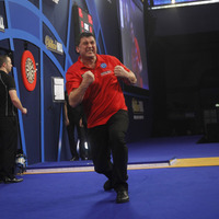 Mensur Suljovic schlägt Michael van Gerwen